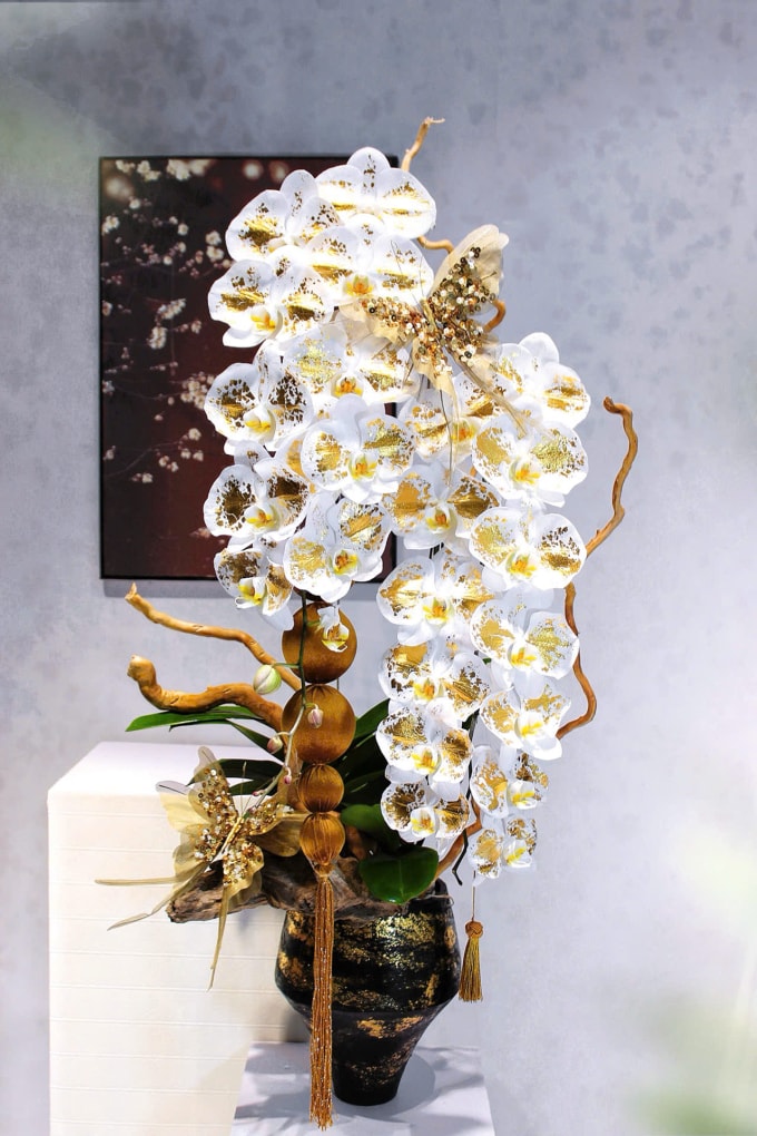 Chậu lan công chúa dát vàng 2 cành có giá 4,5 triệu đồng
