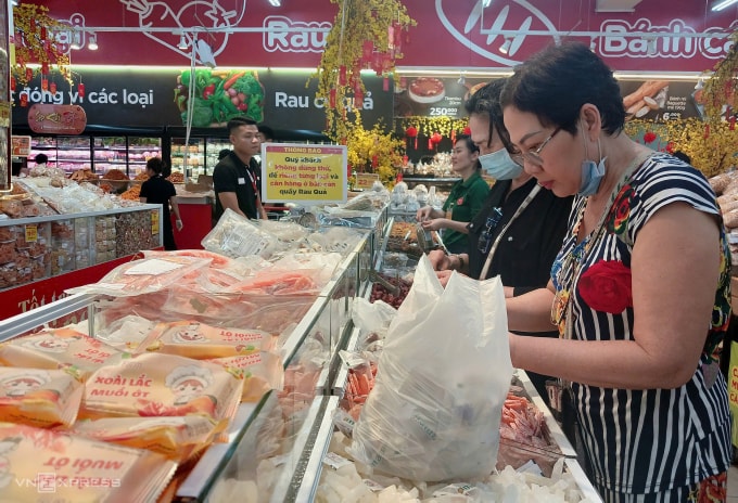 Người tiêu dùng mua bánh kẹo Tết tại siêu thị ở phường Gò Vấp (TP HCM) trưa ngày 5/2. Ảnh: Thi Hà