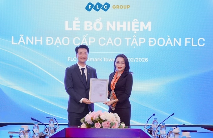 Bà Hương Trần Kiều Dung trao quyết định bổ nhiệm Tổng giám đốc cho ông Trịnh Văn Nam. Ảnh: FLC