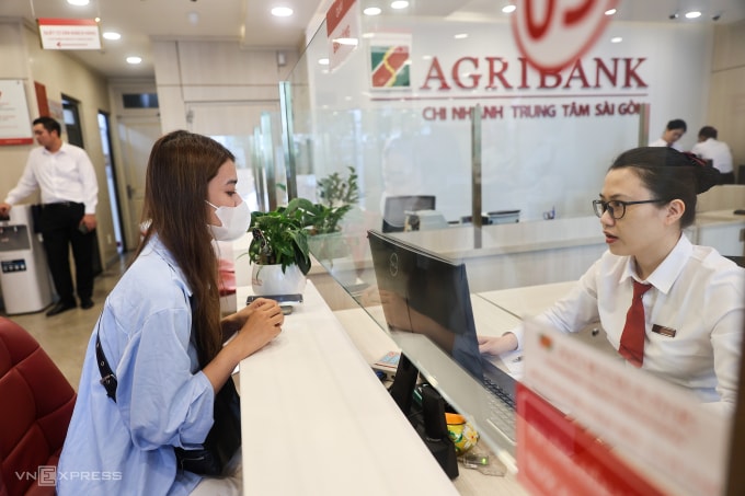 Người dân giao dịch tại chi nhánh của ngân hàng tại TP HCM. Ảnh: Quỳnh Trần