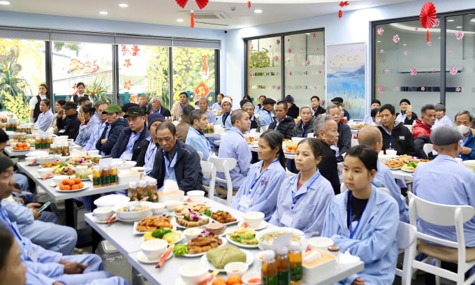 Các bệnh nhân ung thư ăn bữa cơm tất niên tại Bệnh viện K. Ảnh: Hà Trần