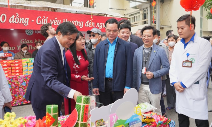 Các bác sĩ và bệnh nhân, người nhà bệnh nhân tham gia phiên chợ ở Bệnh viện Bạch Mai. Ảnh: Thế Anh