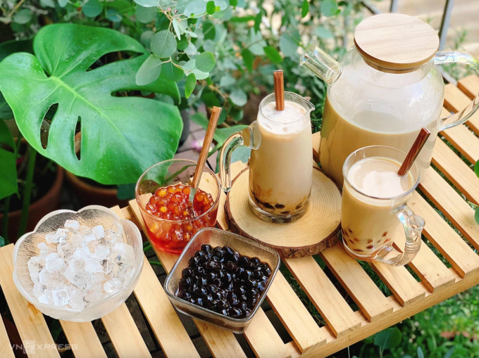 Trà sữa là thức uống được giới trẻ, đặc biệt dân văn phòng yêu thích. Ảnh: Huệ Chip