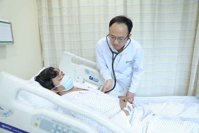 Bác sĩ Tuấn kiểm tra sức khỏe bệnh nhân trước lúc xuất viện. Ảnh: Bệnh viện Đa khoa Tâm Anh