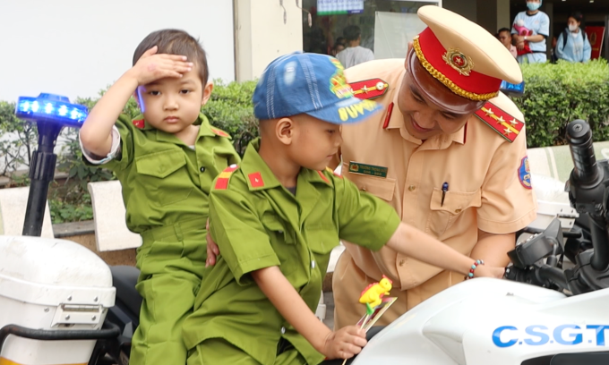 Các bệnh nhi được trải nghiệm làm cảnh sát giao thông tại Bệnh viện Ung bướu TP HCM chiều 5/2. Ảnh: Bệnh viện cung cấp