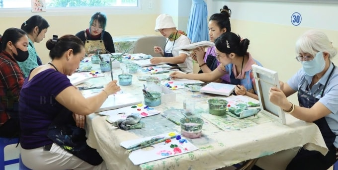 Người bệnh tham gia vẽ và trang trí nghệ thuật tại chương trình Từ bàn tay đến trái tim do Bệnh viện Ung bướu TP HCM tổ chức. Ảnh: Bệnh viện cung cấp
