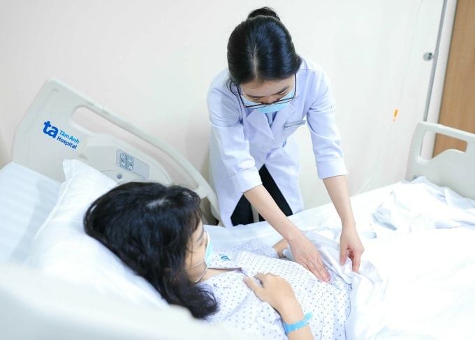 Bác sĩ Khánh khám cho chị Loan trước khi xuất viện. Ảnh: Bệnh viện Đa khoa Tâm Anh