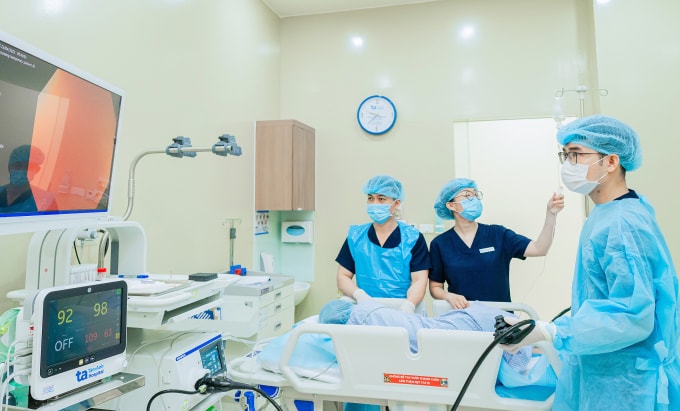 Bác sĩ Lai nội soi đại tràng cho người bệnh. Ảnh: Bệnh viện Đa khoa Tâm Anh
