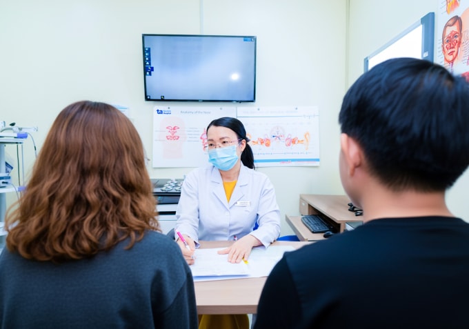 Bác sĩ Hằng đang tư vấn cho người bệnh. Ảnh: Bệnh viện Đa khoa Tâm Anh