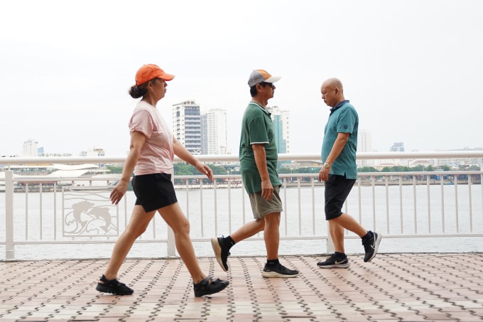 Đi bộ giúp đốt cháy mỡ thừa mà không gây áp lực quá lớn lên cơ thể. Ảnh: Nguyễn Đông