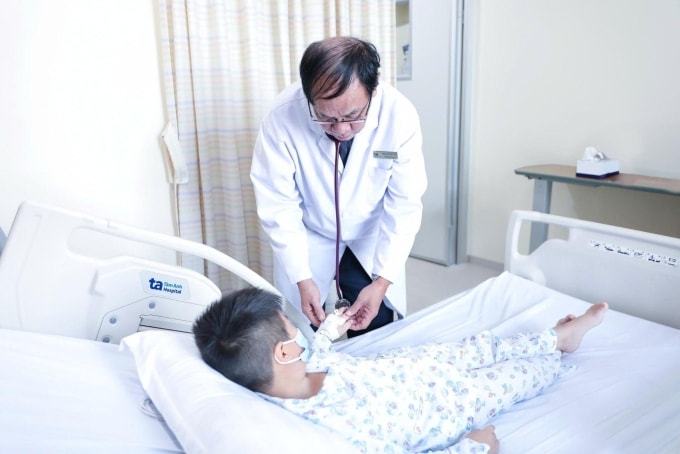 Phó giáo sư Trụ kiểm tra sức khỏe cho bé Khánh trước khi xuất viện. Ảnh: Bệnh viện Đa khoa Tâm Anh