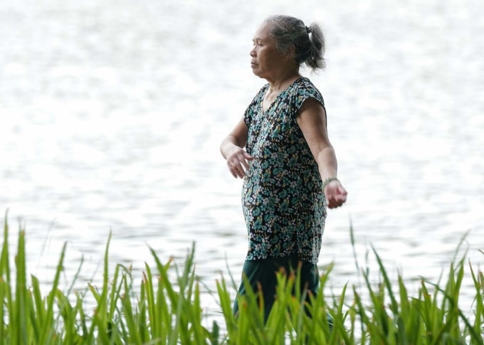 Người dân tập thể dục buổi sáng ở Hà Nội. Ảnh: Giang Huy