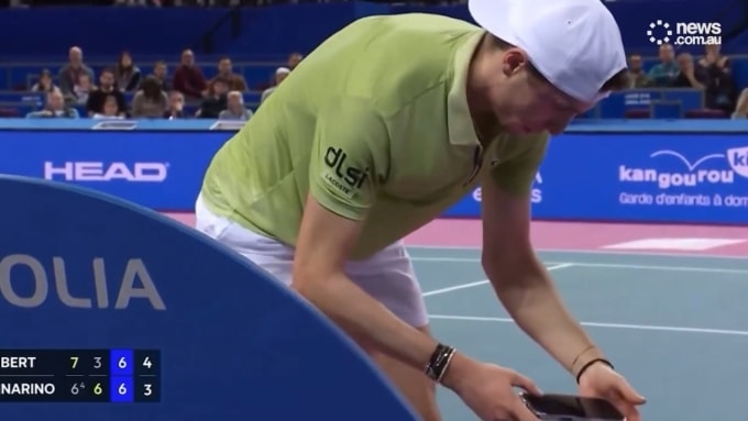 Humbert kiểm tra điện thoại ở loạt tie-break set ba, trận gặp Mannarino ở vòng hai giải ATP 250 ở Montpellier, Pháp hôm 4/2. Ảnh chụp màn hình