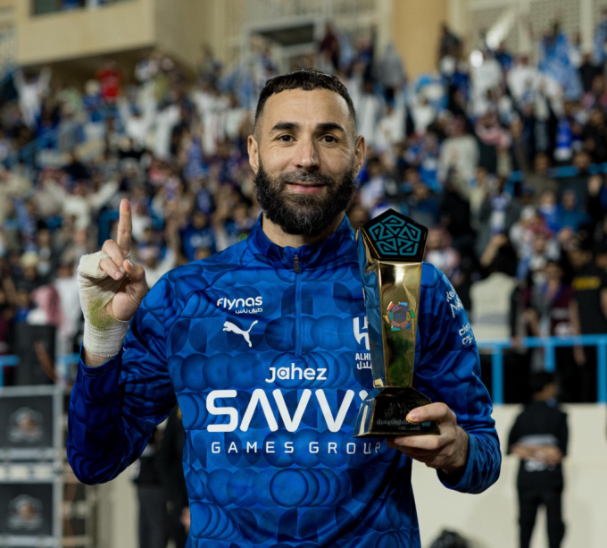 Karim Benzema nhận danh hiệu cầu thủ hay nhất trận. Ảnh: Al Hilal