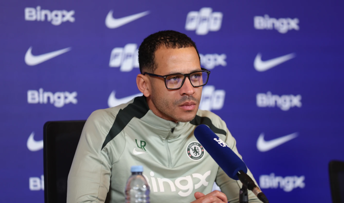 HLV Liam Rosenior trong buổi họp báo trước trận Chelsea gặp Wolves ở vòng 25 Ngoại hạng Anh ngày 5/2. Ảnh: Chelsea FC