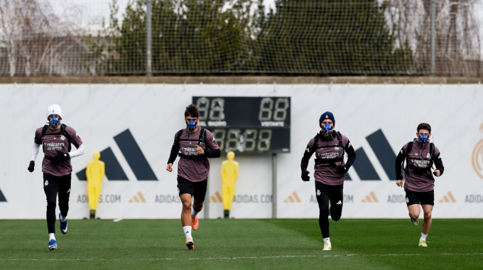 Các cầu thủ Real Madrid đeo mặt nạ màu xanh trong buổi tập ngày 4/2/2026. Ảnh: Real Madrid FC