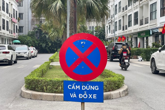 Biển cấm dừng đỗ xe tại một khu đô thị ở Hà Nội. Ảnh: Phạm Dự