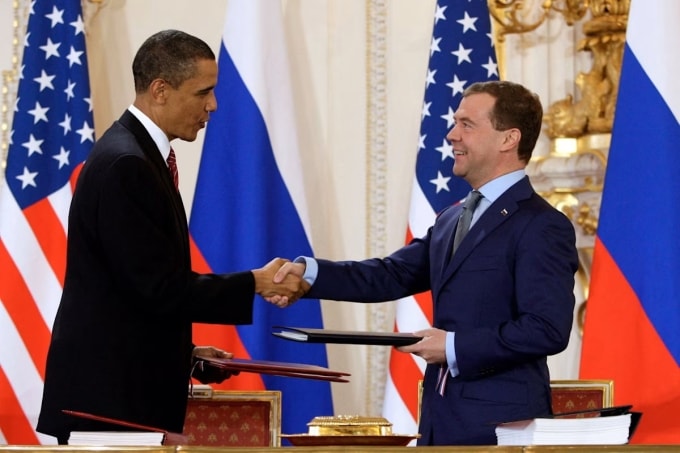 Tổng thống Mỹ Barack Obama và tổng thống Nga Dmitry Medvedev trong lễ ký hiệp ước New START ở Prague năm 2010. Ảnh:AFP