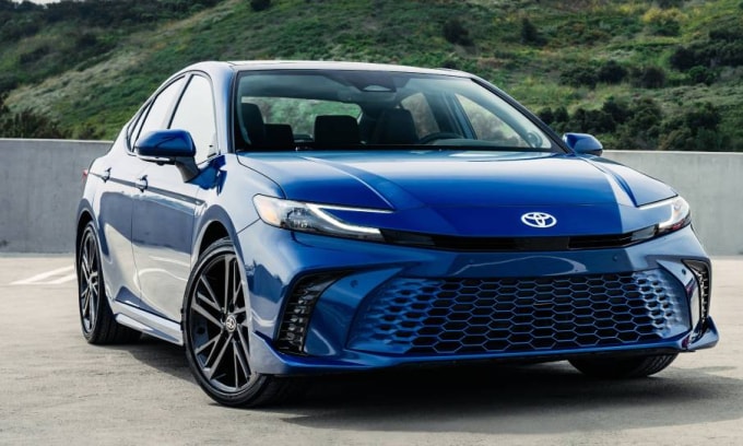 Camry hybrid - xe hybrid bán chạy hàng đầu của Toyota hiện nay. Ảnh: CarsByText