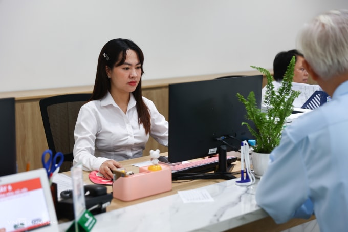 Cán bộ giải quyết thủ tục hành chính cho người dân tại Trung tâm hành chính công phường Thủ Đức, TP HCM, tháng 7/2025. Ảnh: Quỳnh Trần