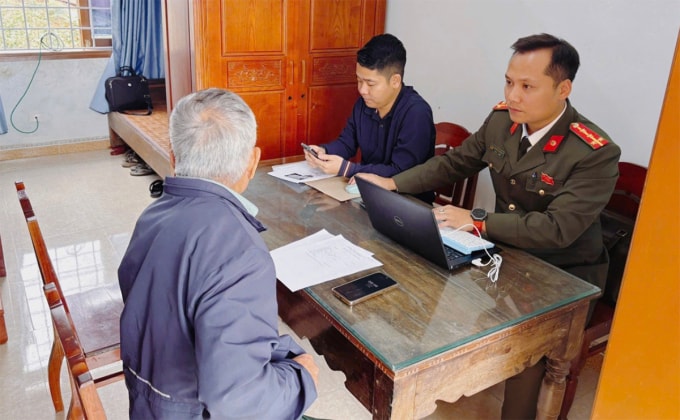 Người vi phạm làm việc tại cơ quan công an. Ảnh: Công an cung cấp