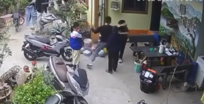 Anh Toàn đánh nam sinh cùng lớp với con gái, trưa 4/2. Ảnh chụp màn hình