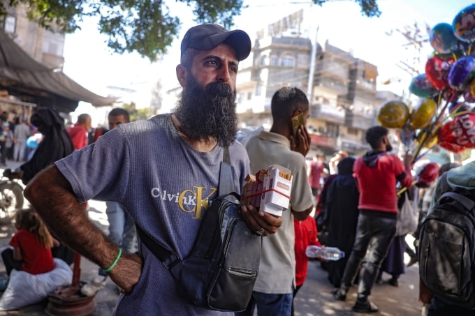 Người đàn ông rao bán thuốc lá rong ở Dải Gaza ngày 18/10/2025. Ảnh: AFP