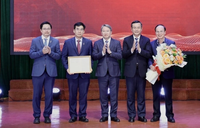 TS Lê Trường Sơn (thứ hai từ trái sang) nhận quyết định thành lập phân hiệu, chiều 6/2. Ảnh: HCMULAW