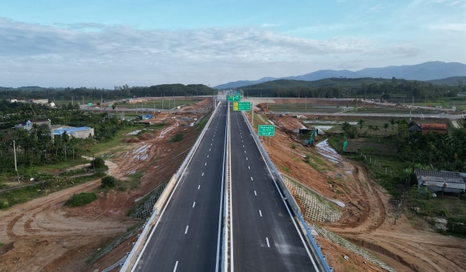 Đường cao tốc Quảng Ngãi - Hoài Nhơn. Ảnh: Phạm Linh
