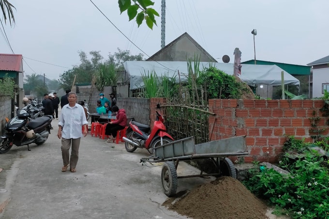 Ngôi nhà (che tấm bạt), nơi xảy ra sự việc. Ảnh: Hùng Lê