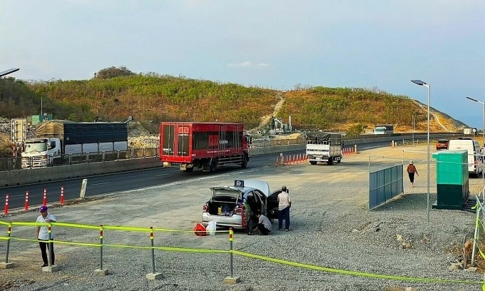 Một trạm dừng nghỉ tạm trên cao tốc Vĩnh Hảo - Phan Thiết, tháng 4/2024. Ảnh: Tư Huy