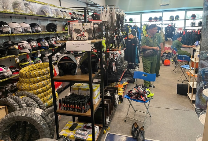 Cảnh sát kiểm tra doanh nghiệp kinh doanh. Ảnh: Công an TP HCM