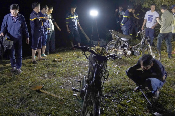 Cơ quan điều tra trục với 2 xe máy phi tang dưới Biển Hồ. Ảnh: Công an Gia Lai