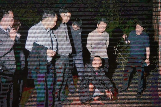 Phạm Anh Tài (ngồi) bị cảnh sát đưa đi thu thập vật chứng, tối 5/2. Ảnh: Công an Gia Lai