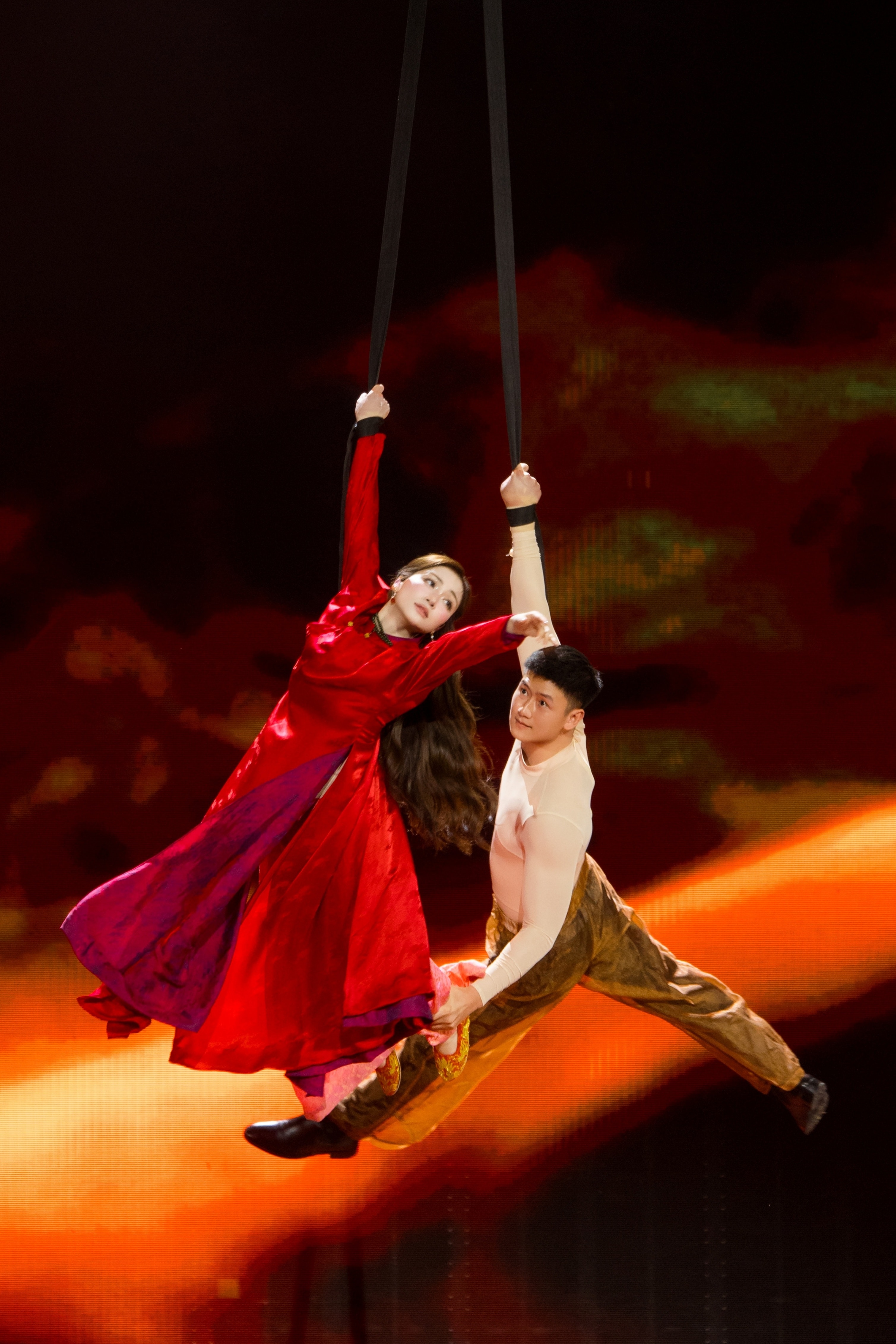 Trịnh Ngọc Hiếu hỗ trợ Hòa Minzy đu dây ở concert