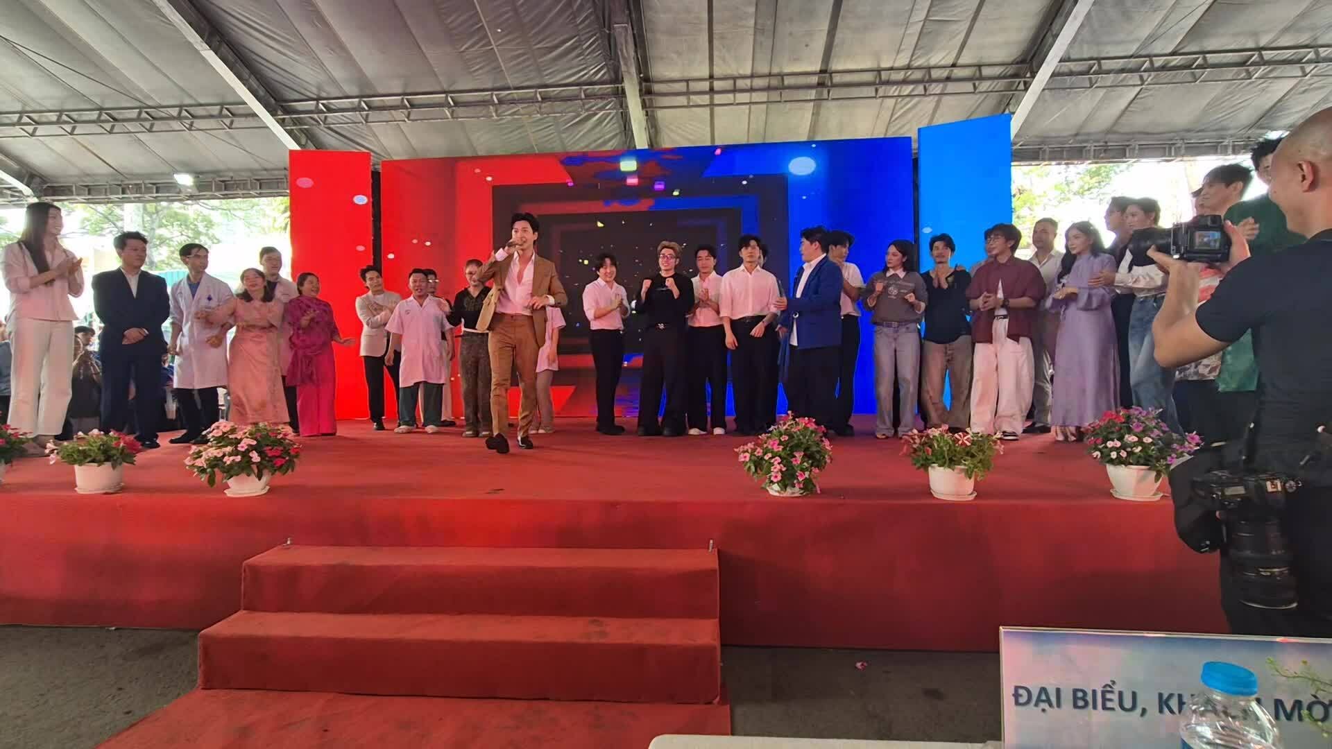 Nghệ sĩ biểu diễn tại đường hoa xuân Bệnh viện Chợ Rẫy