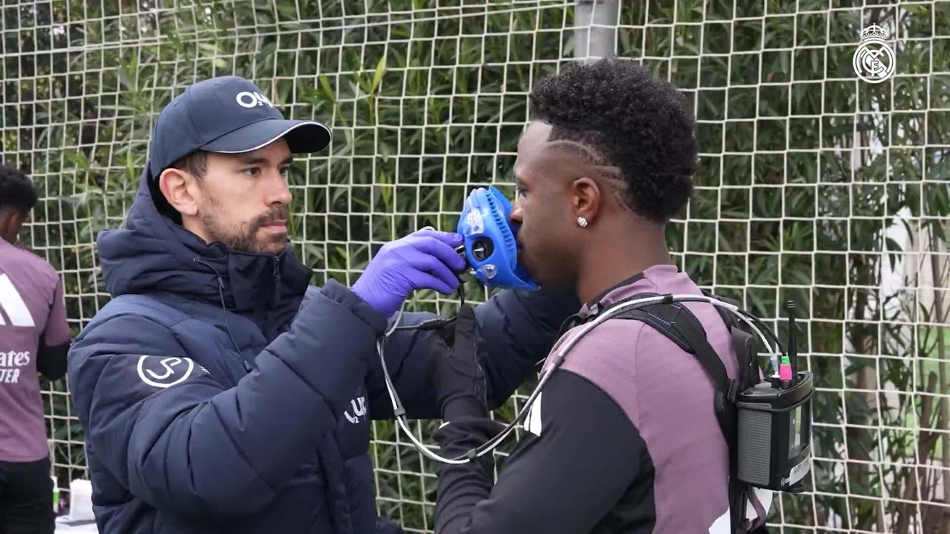 Các cầu thủ Real đeo mặt nạ lạ tập luyện