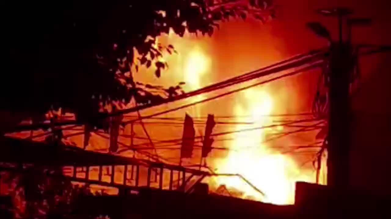 Cháy lớn ở xưởng mây tre rộng hàng nghìn m2 ngoại thành