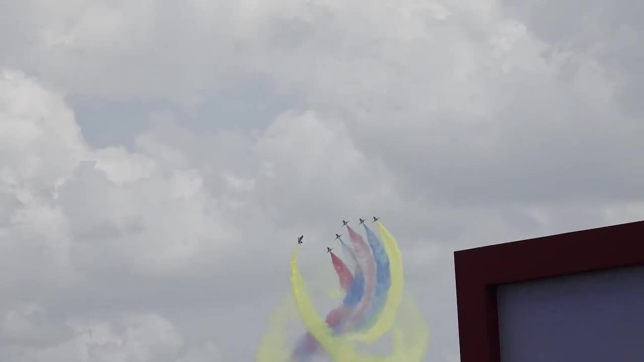 Tiêm kích J-10C biểu diễn ở Singapore