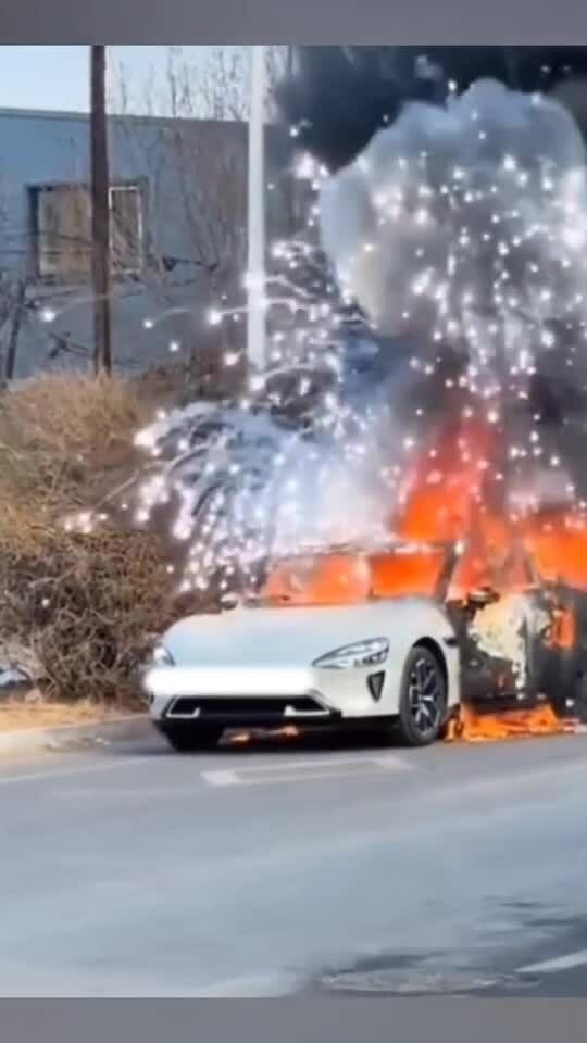 Xiaomi: 'Xe cháy nổ như pháo hoa là do túi khí'