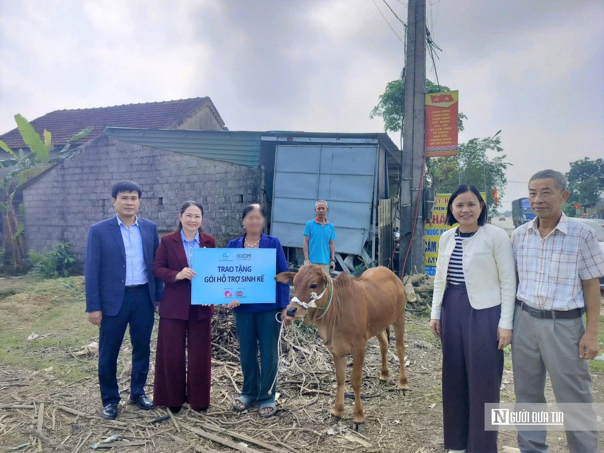 Trao mô hình sinh kế, giúp người bị mua bán trở về tái thiết cuộc sống- Ảnh 1.