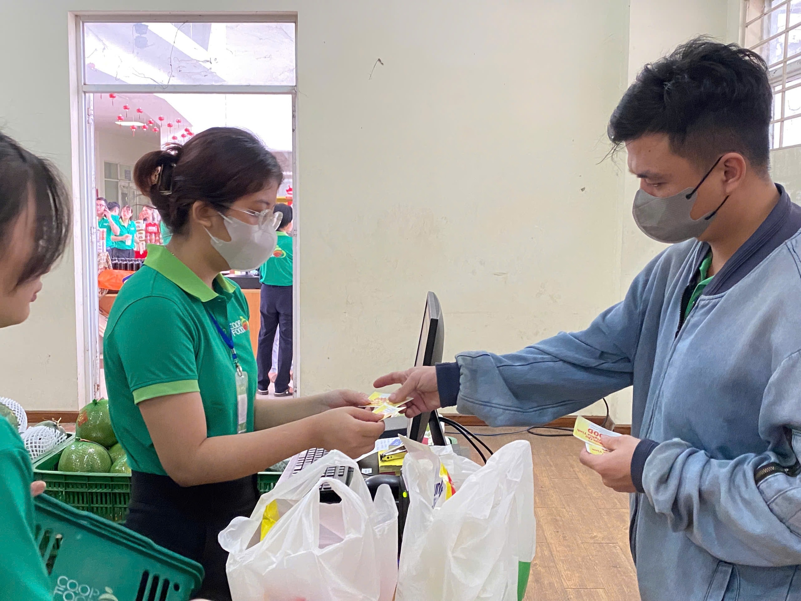 Phiên chợ “ 0 đồng ” Tết 2026: Sắm Tết , cắt tóc , sửa xe miễn phí hấp dẫn tại Khu Công nghệ ca - Ảnh 1. Phiên chợ “ 0 đồng ” Tết 2026: Sắm Tết , cắt tóc , sửa xe miễn phí hấp dẫn tại Khu Công nghệ ca - Ảnh 1.