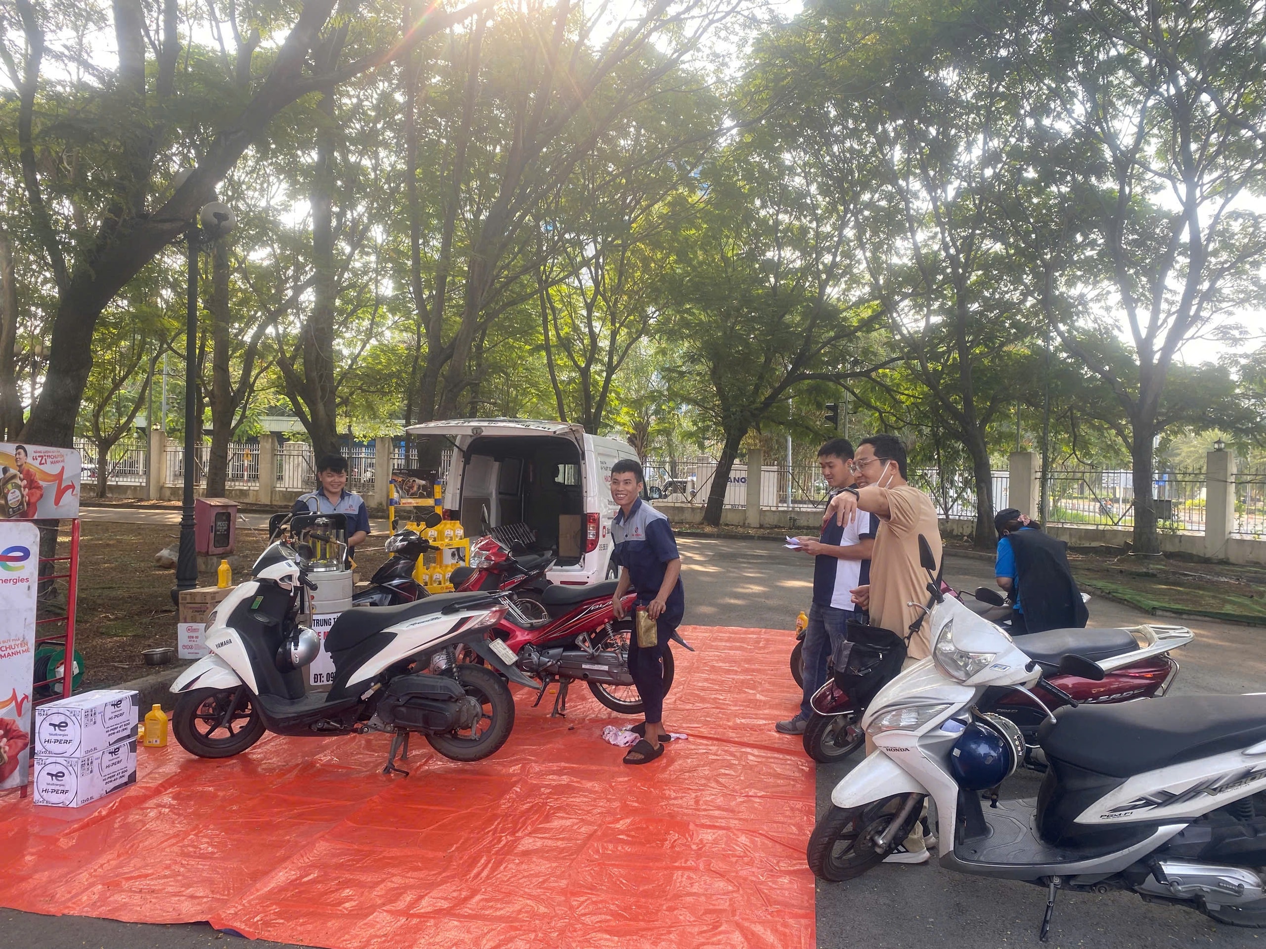 Phiên chợ “ 0 đồng ” Tết 2026: Sắm Tết , cắt tóc , sửa xe miễn phí hấp dẫn tại Khu Công nghệ ca - Ảnh 7. Phiên chợ “ 0 đồng ” Tết 2026: Sắm Tết , cắt tóc , sửa xe miễn phí hấp dẫn tại Khu Công nghệ ca - Ảnh 7.