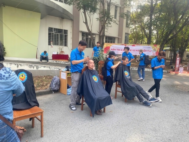 Phiên chợ “ 0 đồng ” Tết 2026: Sắm Tết , cắt tóc , sửa xe miễn phí hấp dẫn tại Khu Công nghệ ca - Ảnh 6. Phiên chợ “ 0 đồng ” Tết 2026: Sắm Tết , cắt tóc , sửa xe miễn phí hấp dẫn tại Khu Công nghệ ca - Ảnh 6.