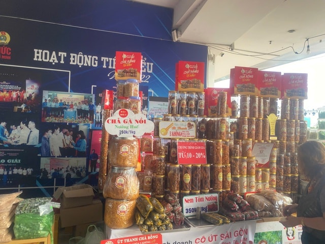 Phiên chợ “ 0 đồng ” Tết 2026: Sắm Tết , cắt tóc , sửa xe miễn phí hấp dẫn tại Khu Công nghệ ca - Ảnh 4. Phiên chợ “ 0 đồng ” Tết 2026: Sắm Tết , cắt tóc , sửa xe miễn phí hấp dẫn tại Khu Công nghệ ca - Ảnh 4.