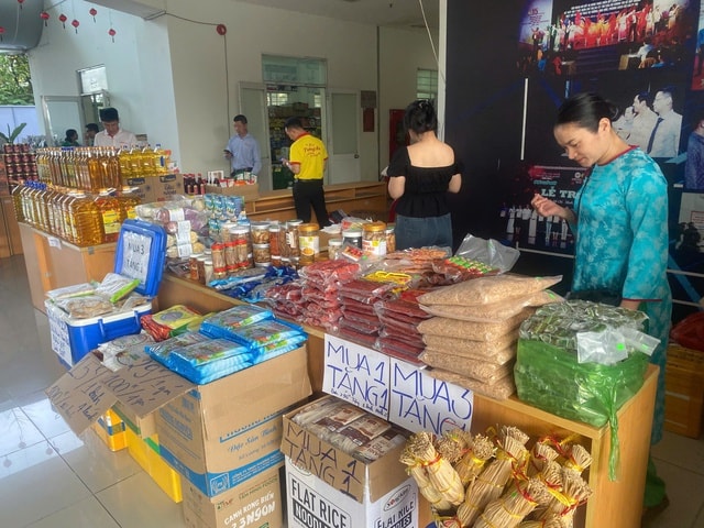 Phiên chợ “ 0 đồng ” Tết 2026: Sắm Tết , cắt tóc , sửa xe miễn phí hấp dẫn tại Khu Công nghệ ca - Ảnh 5. Phiên chợ “ 0 đồng ” Tết 2026: Sắm Tết , cắt tóc , sửa xe miễn phí hấp dẫn tại Khu Công nghệ ca - Ảnh 5.