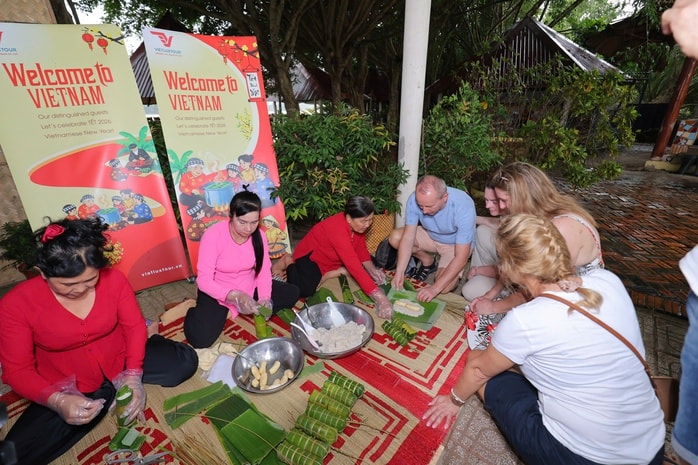 Du khách nước ngoài hào hứng với Tết Việt - Ảnh 1.