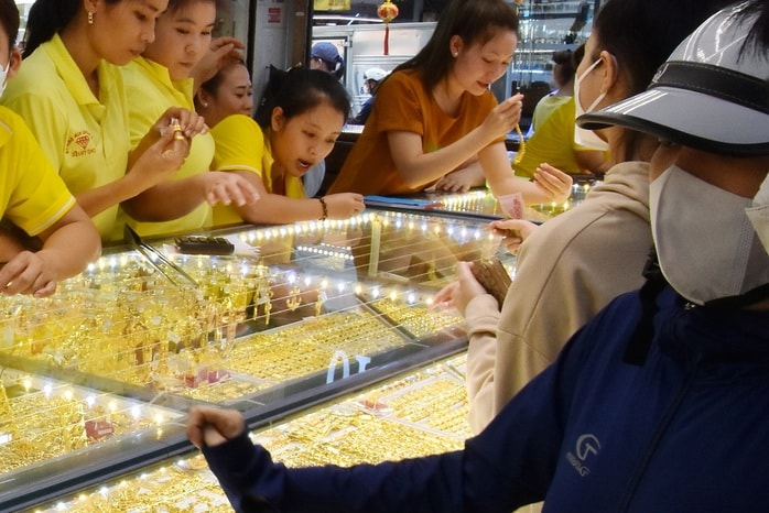 Giá vàng hôm nay 6-2: Sụt giảm rất mạnh - Ảnh 1.