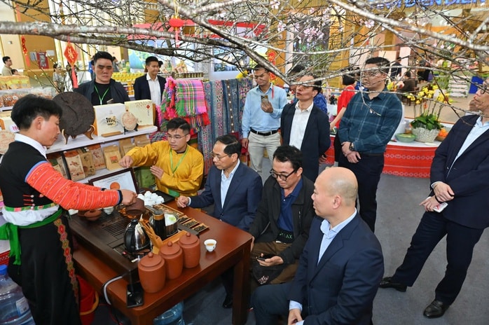 Phó Thủ tướng Bùi Thanh Sơn trải nghiệm không gian Hội chợ Mùa Xuân 2026 - Ảnh 5. Phó Thủ tướng Bùi Thanh Sơn trải nghiệm không gian Hội chợ Mùa Xuân 2026 - Ảnh 5.