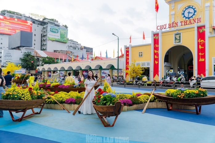 Video: Nhiều du khách và người dân khen ngợi "áo mới" của chợ Bến Thành dịp xuân Bính Ngọ - Ảnh 1.